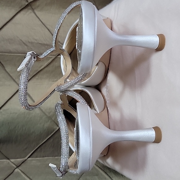 NWT- Badgley Mischka ‘Autumn’ Kitten Heel Pump DISPLAY SHOE - Picture 8 of 12